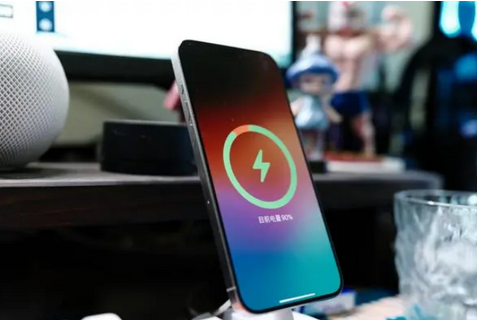 和平苹果15换屏服务分享用什么充电器给iPhone15充电更好 